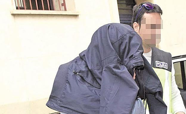 El presunto cabecilla de la trama murciana, Miguel T., durante su traslado al juzgado tras su arresto en 2018. 