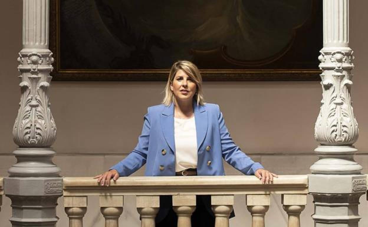 Noelia Arroyo, en la escalinata del Ayuntamiento de Cartagena.