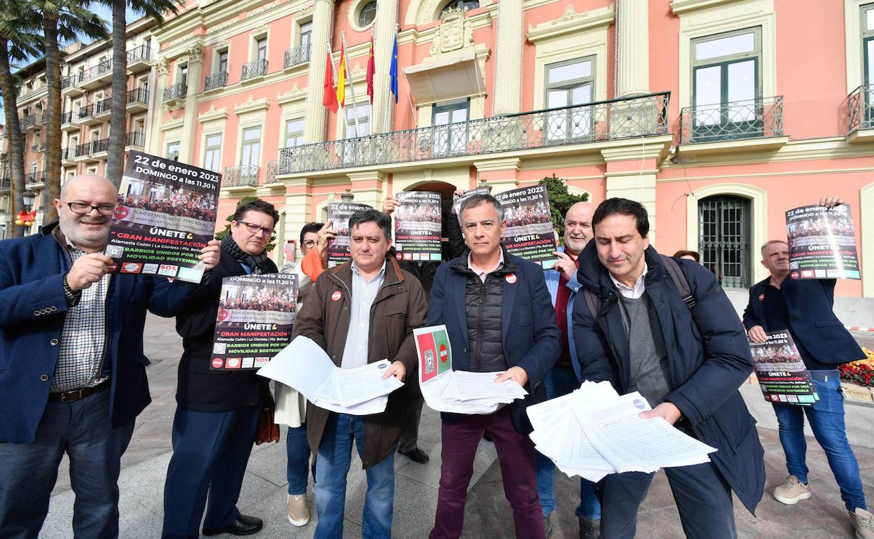 Representantes de 'Cierran mi barrio', este lunes, junto al Ayuntamiento de Murcia.