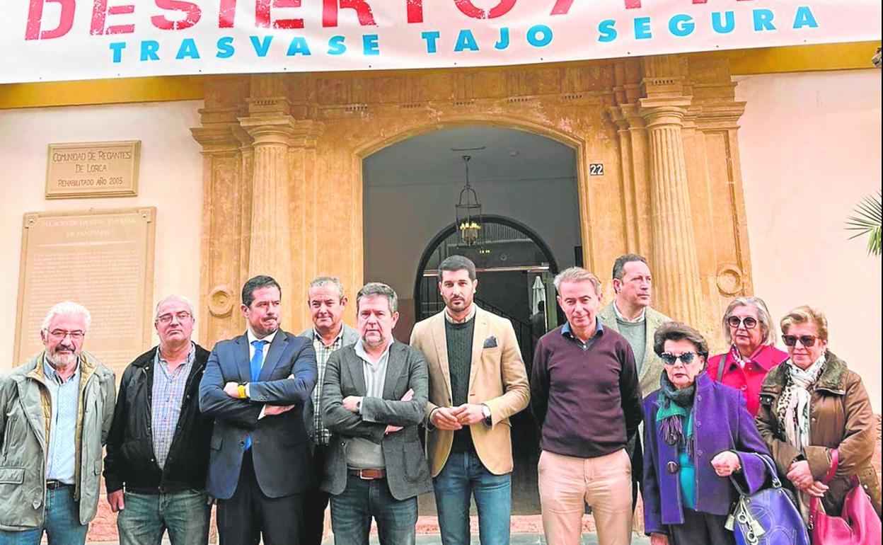 Representantes de los agricultores, empresarios, abogados, vecinos y consumidores de Lorca se reunieron ayer en la sede de la Comunidad de Regantes de la zona. 