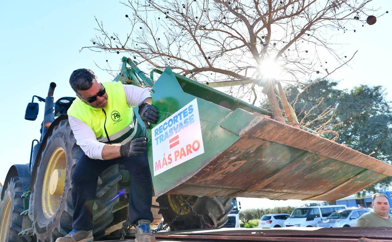 Un agricultor pega un cartel en uno de los tractores que ayer salieron hacia Madrid.