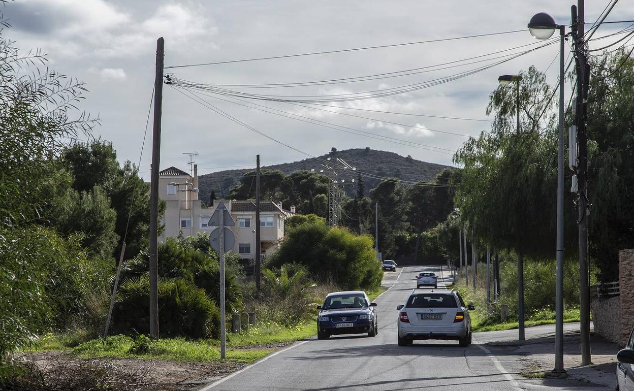 Varios coches pasan por una calle de Tentegorra este lunes. 