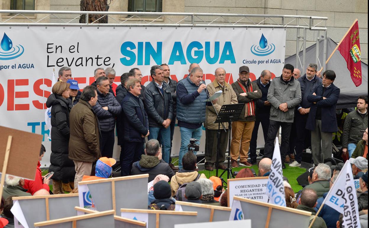 Representantes de las organizaciones agrarias durante la lectura del manifiesto en la protesta en Madrid, este miércoles.