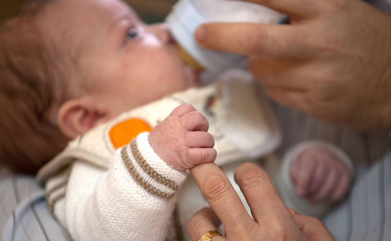 Un bebé es alimentado en una imagen de archivo.