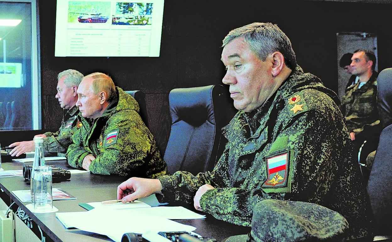 El general Valeri Guerásimov observa junto a Putin el desarrollo de unas maniobras militares, en una imagen de septiembre de 2022.