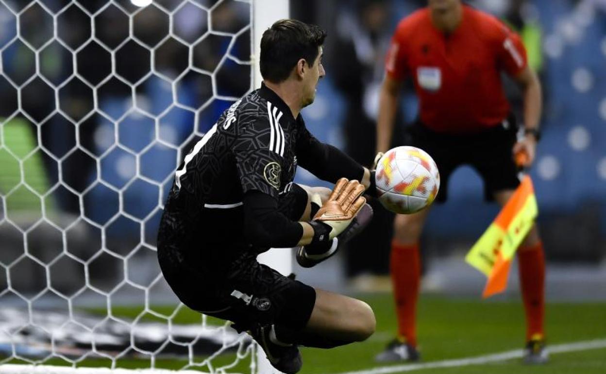 Thibaut Courtois detiene el penalti lanzado por el valencianista Gayà en la Supercopa. 