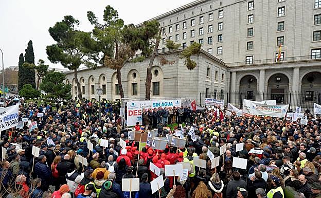 Participantes en la protesta frentre al Ministerio de Transición Ecológica, ayer en Madrid.