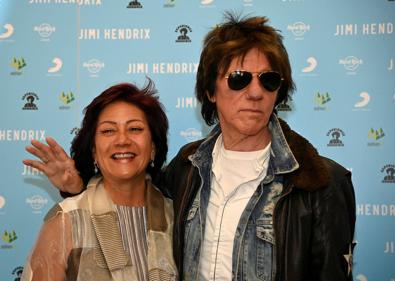 Imagen secundaria 1 - En la imagen superior, Jeff Beck durante un concierto en Los Ángeles en octubre de 2013, debajo, el famoso guitarrista junto a Janie Hendrix, hermana del legendario Jimi Hendrix; por último, Beck en abril de 2018 antes de actuar en un concierto especial junto a otros artistas en Nueva York.