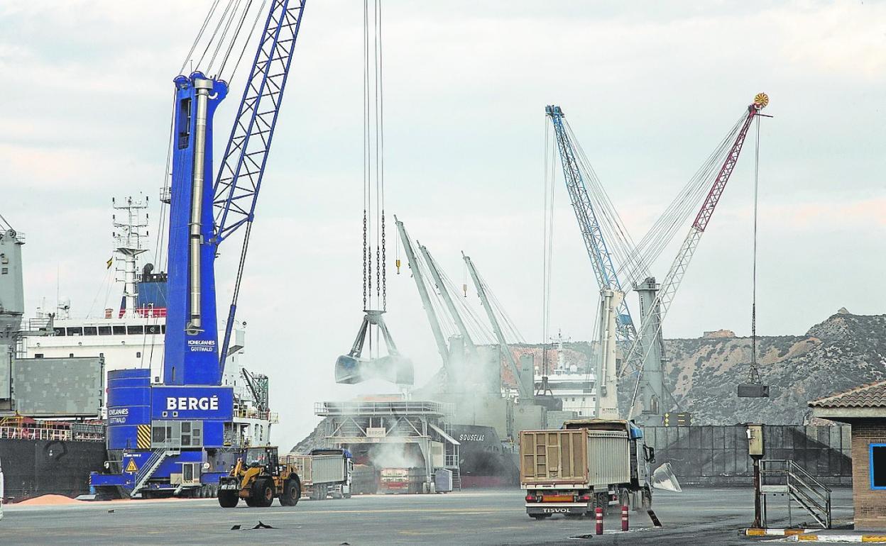 Operaciones de descarga de grano en barcos atracados en Escombreras, en una imagen de archivo. 