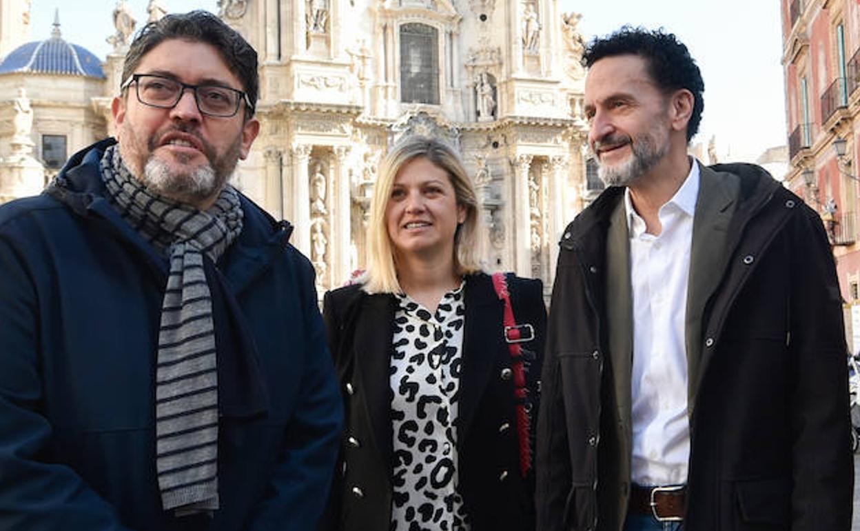 Paqui Pérez (cen.), junto a Edmundo Bal (der.) y Miguel Sánchez (izq.), miembros de Ciudadanos, en Murcia, en una imagen de archivo.