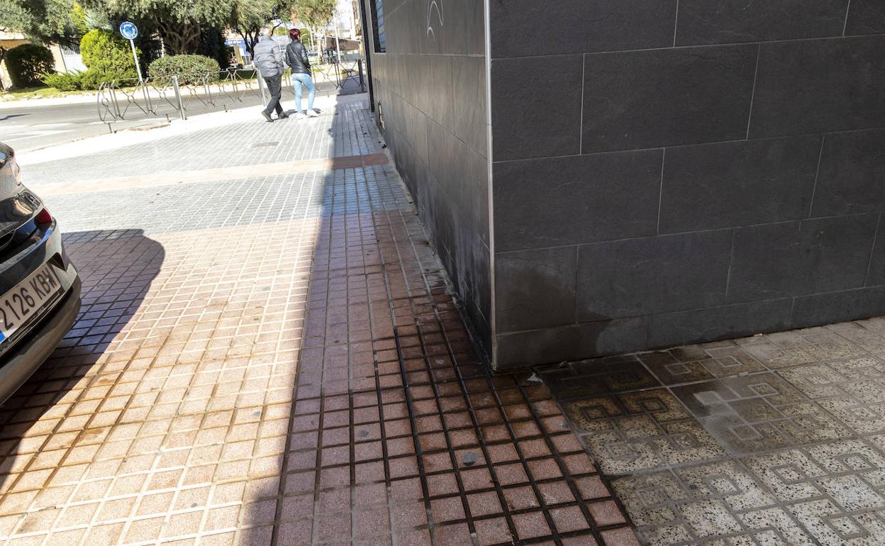 Suciedad generada por los orines en la esquina de un comercio, en la calle Grecia de Cartagena. 