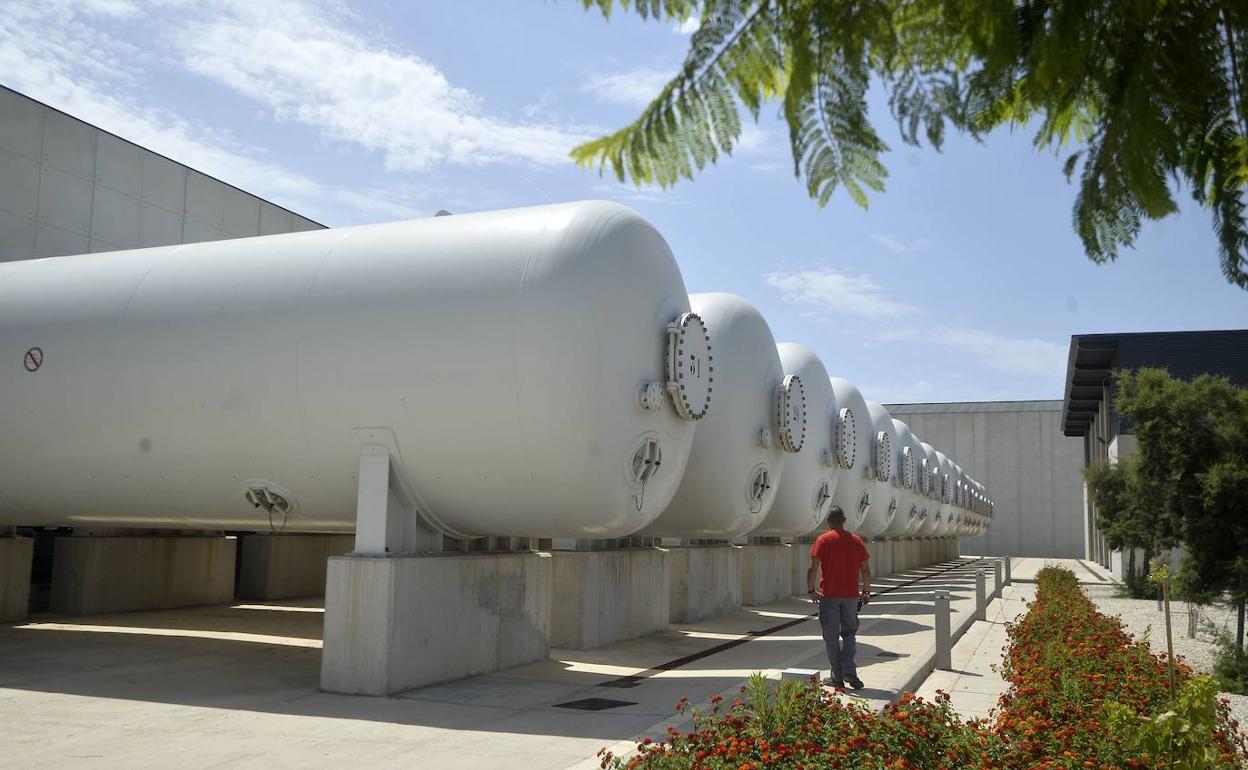 Tanques de decantación de la desaladora de Torrevieja, la mayor de Europa, que ampliará su capacidad de producción hasta los 120 hectómetros anuales. 