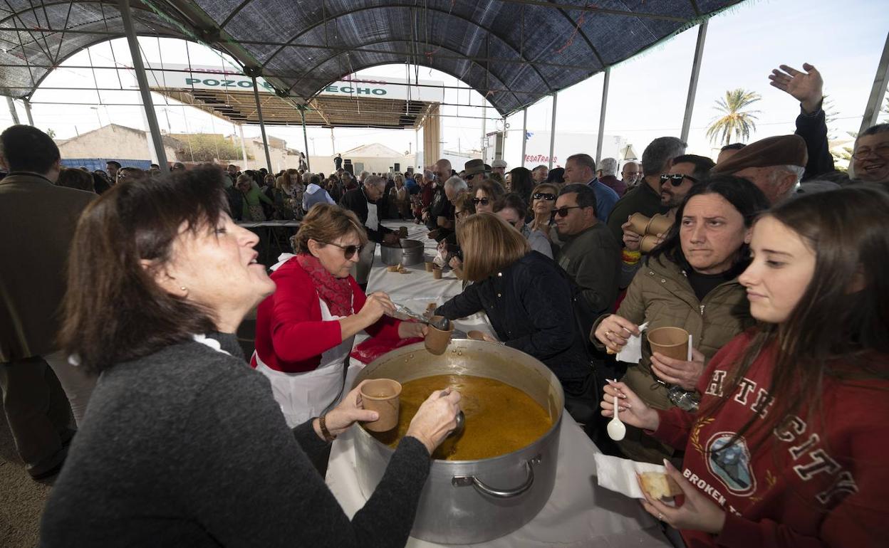 Reparto de las pelotas en Pozo Estrecho, este lunes. 