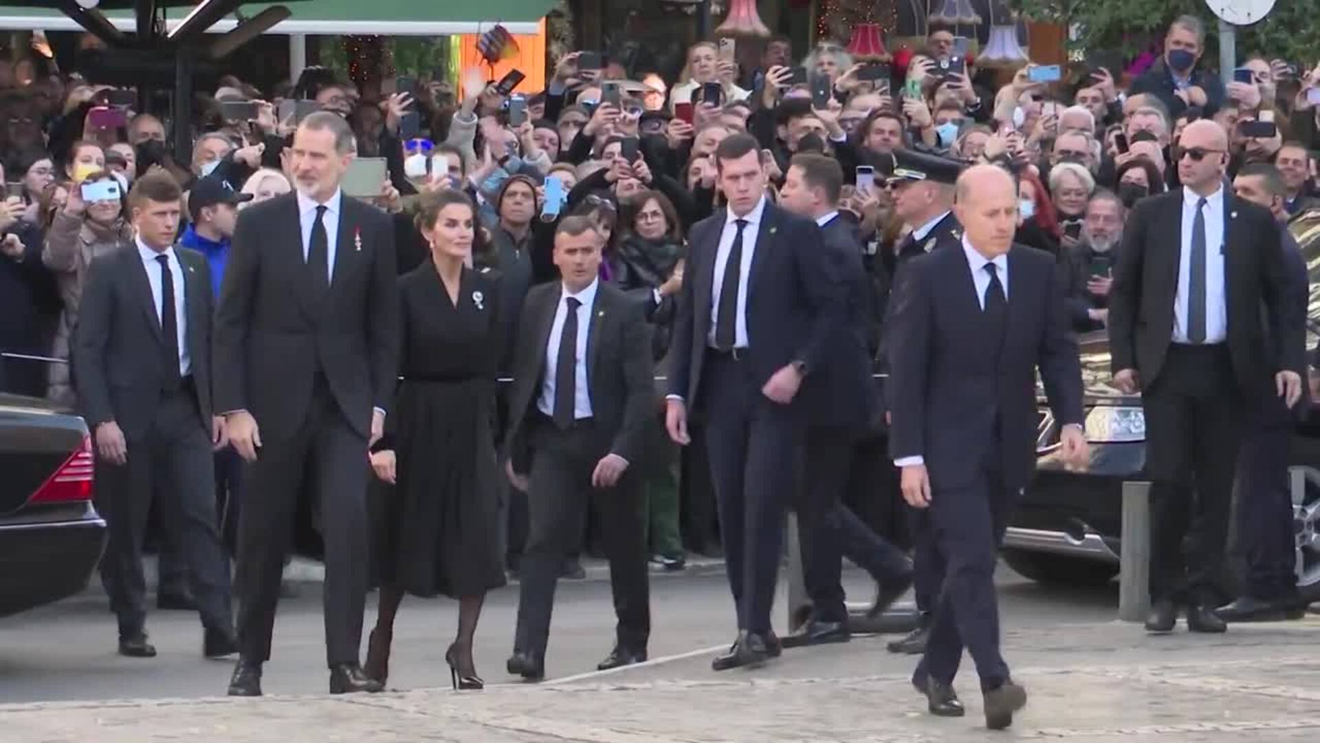 El funeral de Constantino vuelve a reunir en público a Felipe VI con el rey emérito