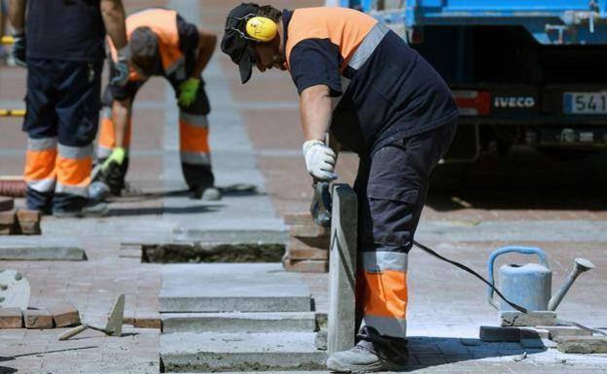 Un operario municipal instala el adoquinado de una calle, en una fotografía de archivo. 