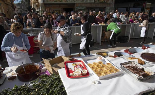 Ambiente festivo junto a la iglesia parroquial, en el aperitivo.