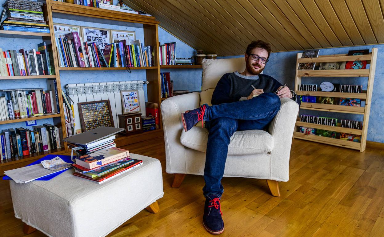 Ángel Abellán, en el ático de su casa en Las Torres de Cotillas. 