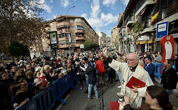 El párroco salpica con agua bendita a los animales congregados frente la ermita de San Antón. 