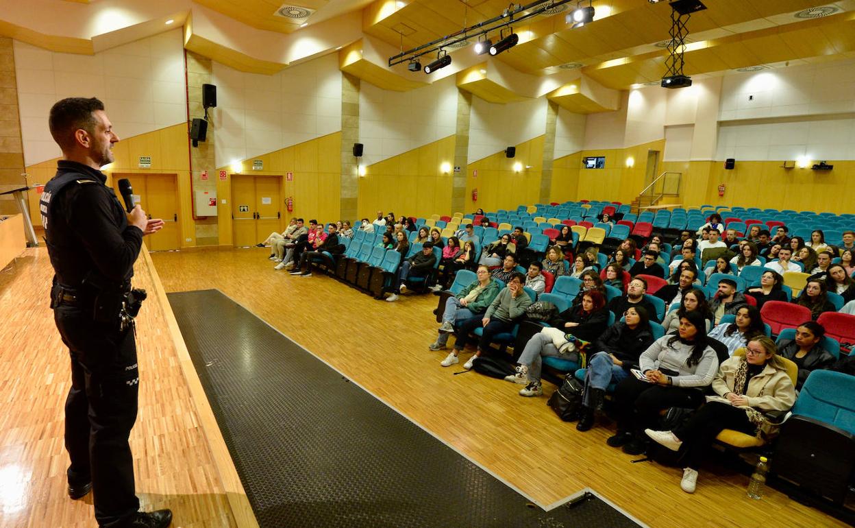 Un agente de la Policía Local da la charla a los estudiantes.