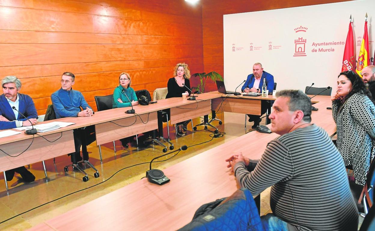 El concejal Juan Vicente Larrosa muestra a los placeros los planos del proyecto municipal para el Mercado de Verónicas. 