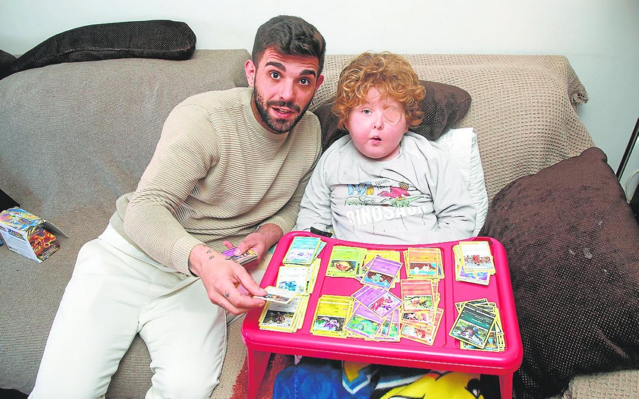 Martín con su hermano Rafa, en su casa de Molina de Segura. 