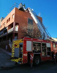 Imagen secundaria 2 - Los bomberos retiran restos de árboles en Jumilla (izq.) y Caravaca (der.)