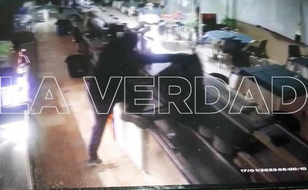 Uno de los asaltantes, captado por las cámaras de seguridad.