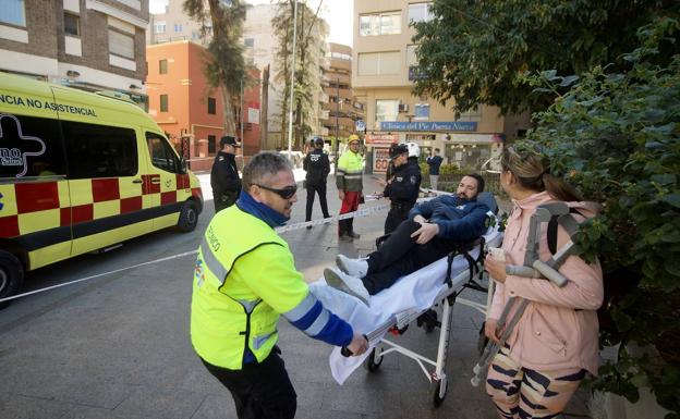 El hombre, trasladado por los sanitarios.