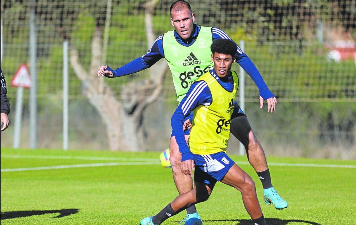 Óscar Ureña pugna por un balón con Ortuño, ayer, en La Manga Club. 