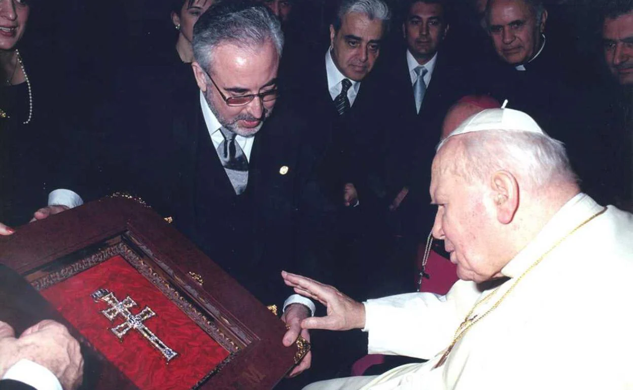 José Luis Mendoza muestra una cruz de Caravaca al Papa Juan Pablo II. 