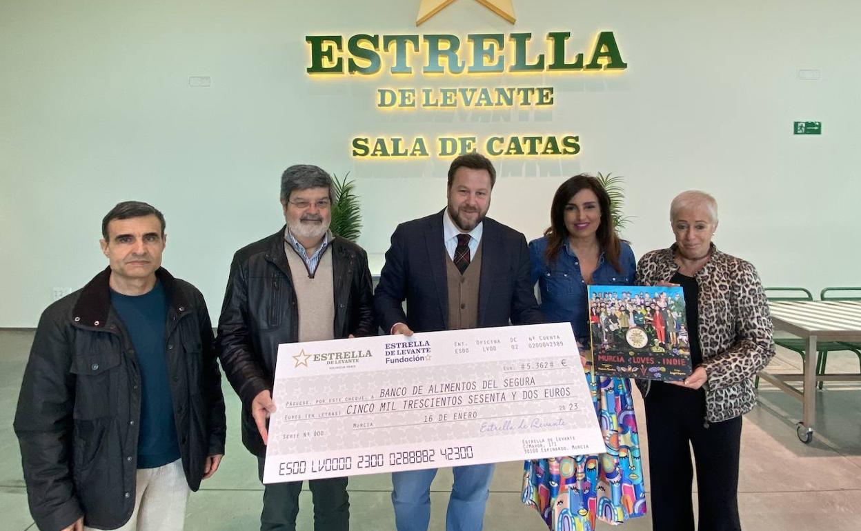 Estrella de Levante entrega al Banco de Alimentos del Segura el cheque solidario. 