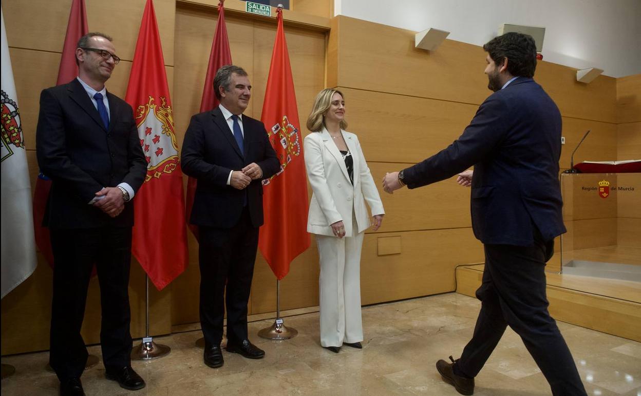 López Miras se dirige a felicitar a los nuevos consejeros, Víctor Marín, Juan M.Vázquez y Conchita Ruiz. 