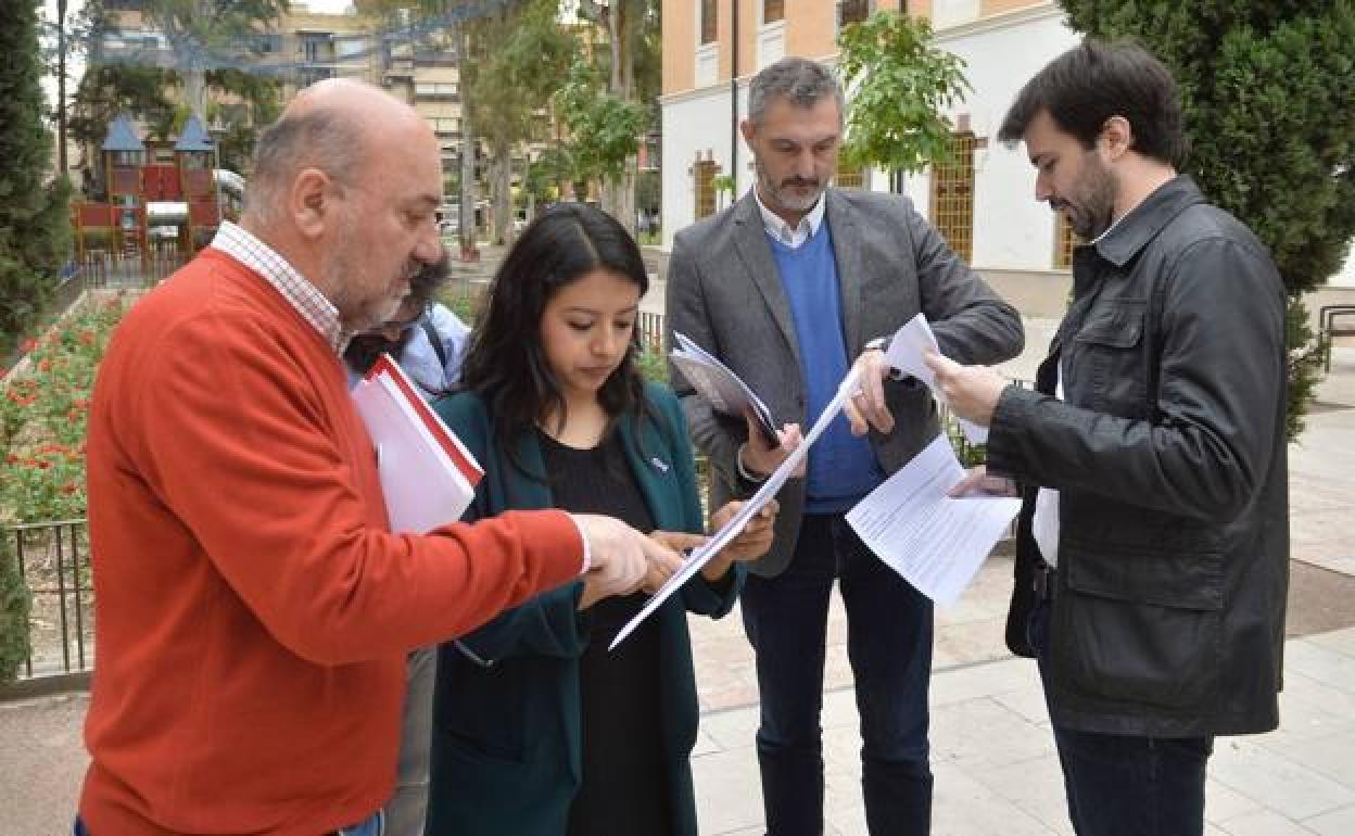 Álvarez Castellanos (IU), con Margarita Guerrero, Óscar Urralburu y Javier Sánchez Serna.