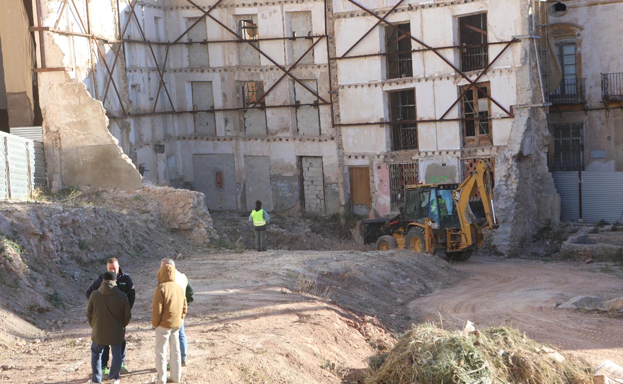 Maquinaria pesada en el solar donde se construirá el Palacio de Justicia. 