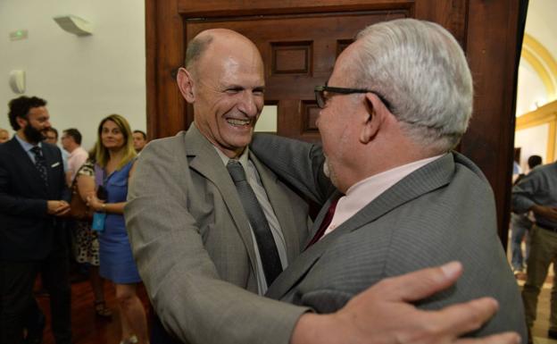 l bioquímico Juan Carlos Izpisua saluda al presidente de la Universidad Católica San Antonio, José Luis Mendoza.