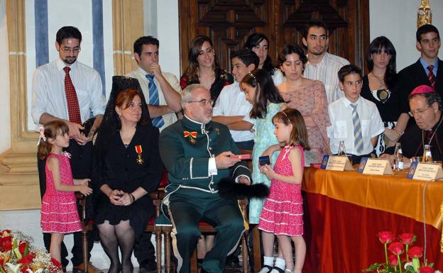 Entrega de la distinción de la Orden de San Gregorio Magno al presidente de la UCAM y consultor del Consejo Pontificio para la Familia. 