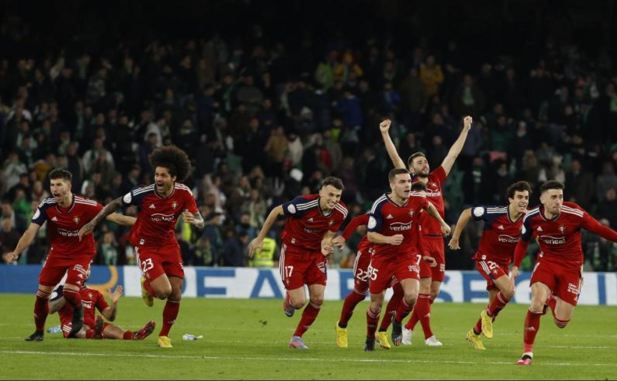 Los jugadores de Osasuna celebran su clasificación para cuartos en el Villamarín. 