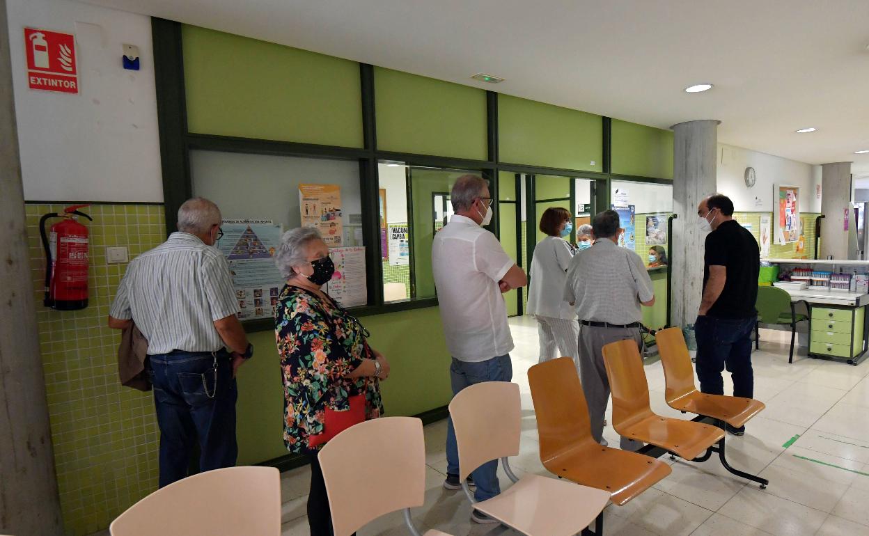 Pacientes aguardan a ser vacunados en el centro de salud de La Flota, en una imagen de archivo. 