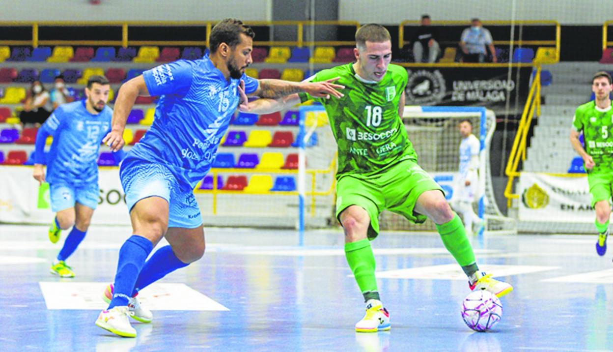 El pívot Pablo Ramírez pisa el balón en un partido de esta temporada con el Antequera. 