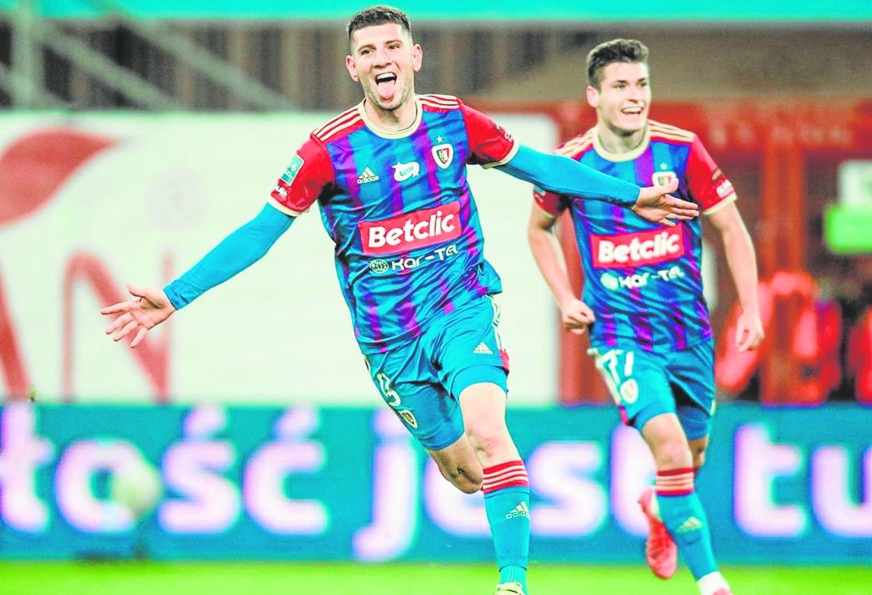 Alberto Toril celebrando un gol con su actual equipo, el Piast Gliwice polaco. 