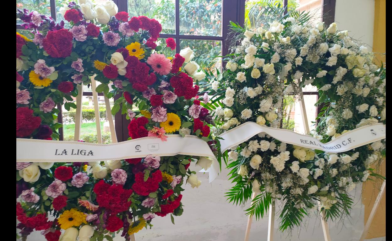 Coronas de flores de La Liga y el Real Madrid, en los pasillos de la UCAM. 