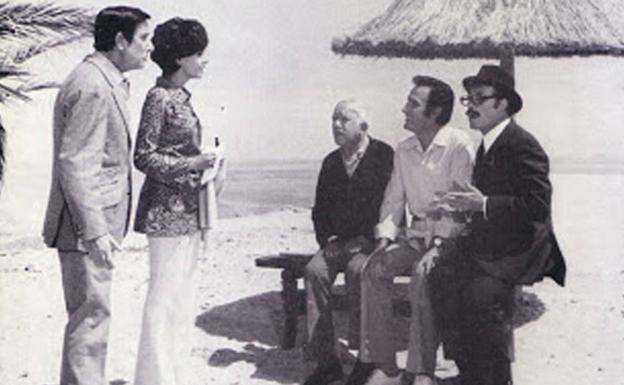 Fotograma de la película 'En un lugar de La Manga'. Manolo Gómez Bur, Concha Velasco, Joaquín Roa, Manolo Escobar y José Luis López Vázquez. 