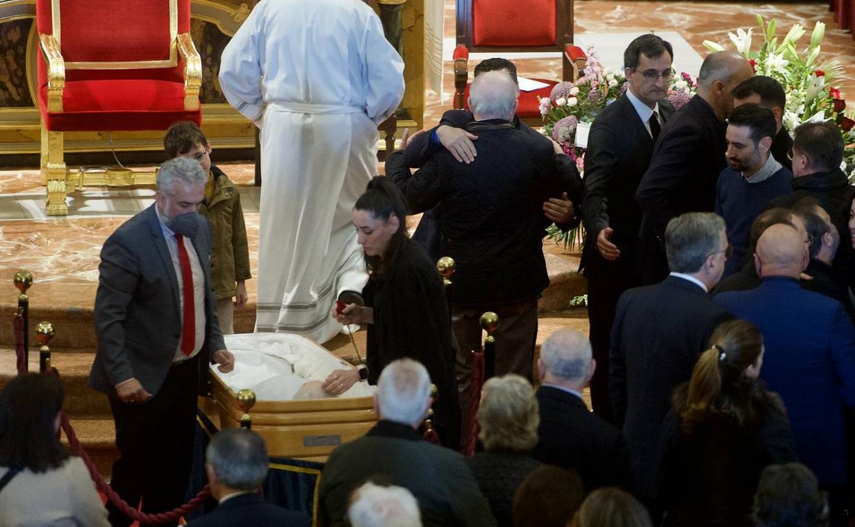 Los familiares de José Luis Mendoza reciben el consuelo de los asistentes a la capilla ardiente, ante el féretro donde reposan los restos del presidente de la UCAM. 
