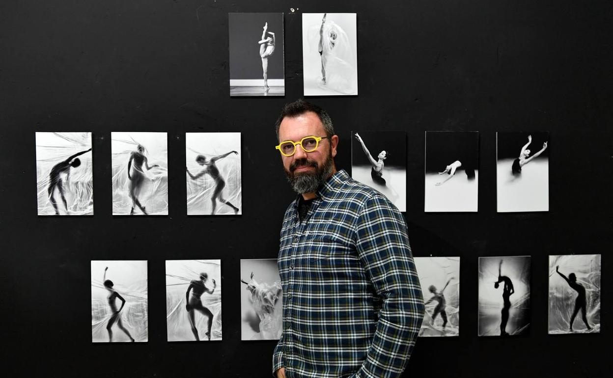El fotógrafo murciano Pablo Ferao posa junto a su obra.