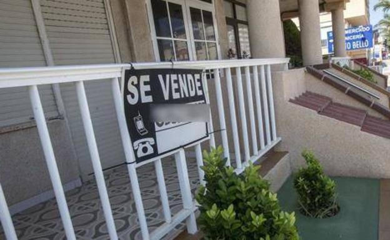 Un cartel de 'se vende' en una casa. 