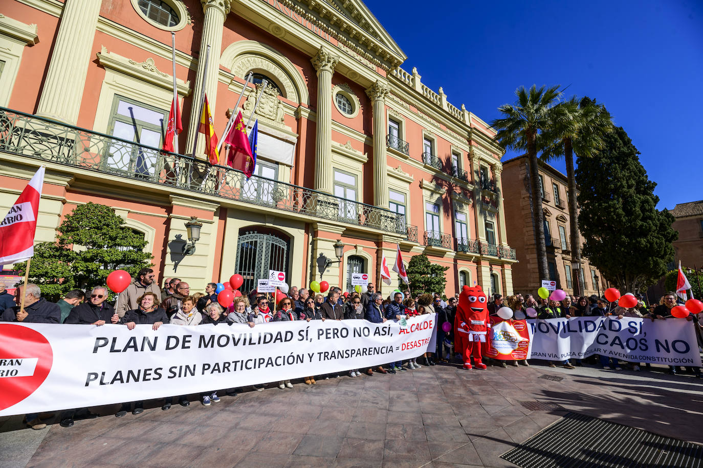 Fotos: La protesta de los vecinos contra el Plan de Movilidad en el centro de Murcia, en imágenes