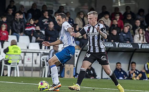 Jansson lucha por conseguir el esférico este domingo en el Cartagonova.