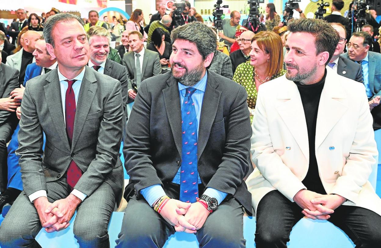 Fernando López Miras, en el centro, junto al consejero Marcos Ortuño (izq.) y el cantante de Funambulista, Diego Cantero, en Fitur. 