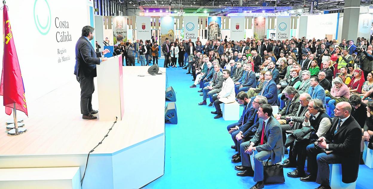 El presidente de la Comunidad, Fernando López Miras, durante la celebración del Día de la Región de Murcia en Fitur. A la izquierda debajo, presentación delprograma de acción turística Film Comission Región de Murcia. 