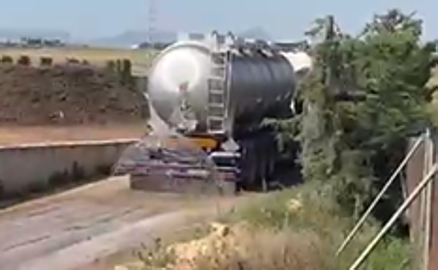 Un camión cisterna, en plena descarga de líquidos contaminantes. 